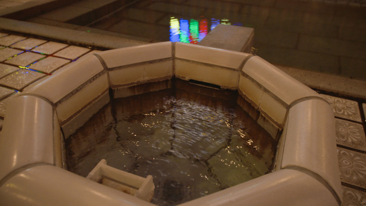 温泉浴场内使用了大量独特的九谷烧瓷砖