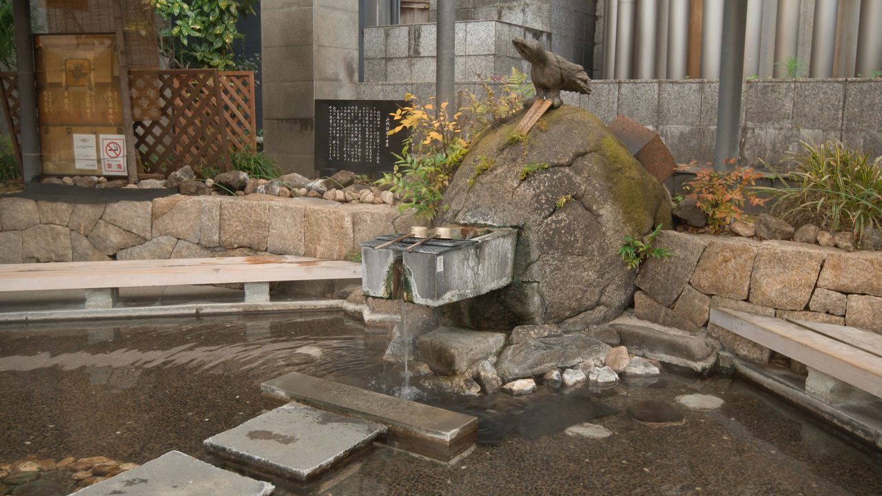 此处设有长柄舀子,以供游人品尝矿物质含量丰富的温泉水