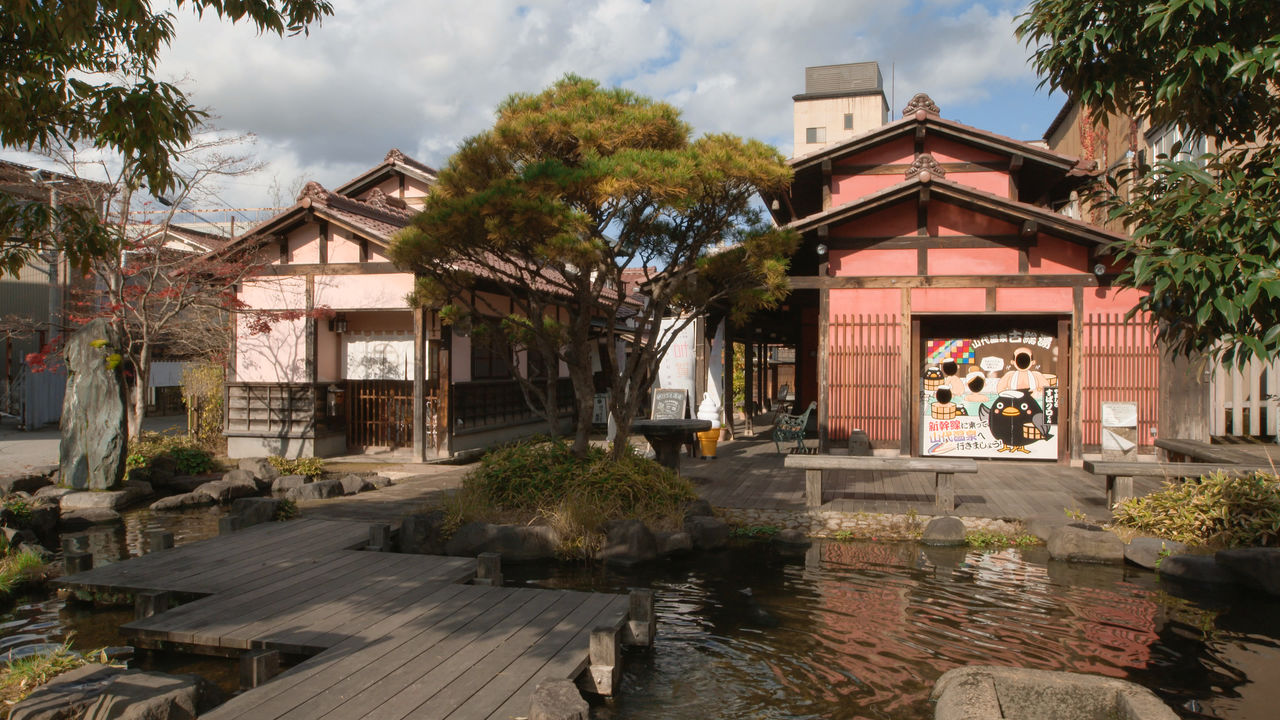 纪念品商店林立的温泉小镇