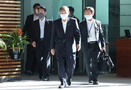 首相菅义伟（中）步入首相官邸，10日上午，东京永田町