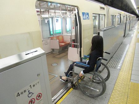 轮椅人士在缩小了站台与车门高度差的乘车口独立上车，2018年6月，大阪市大正区（大阪地铁提供）
