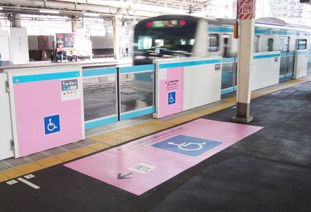 JR新桥站的乘车口进行了改造，轮椅人士无需他人帮助也可独立上下车，8月19日，东京都港区