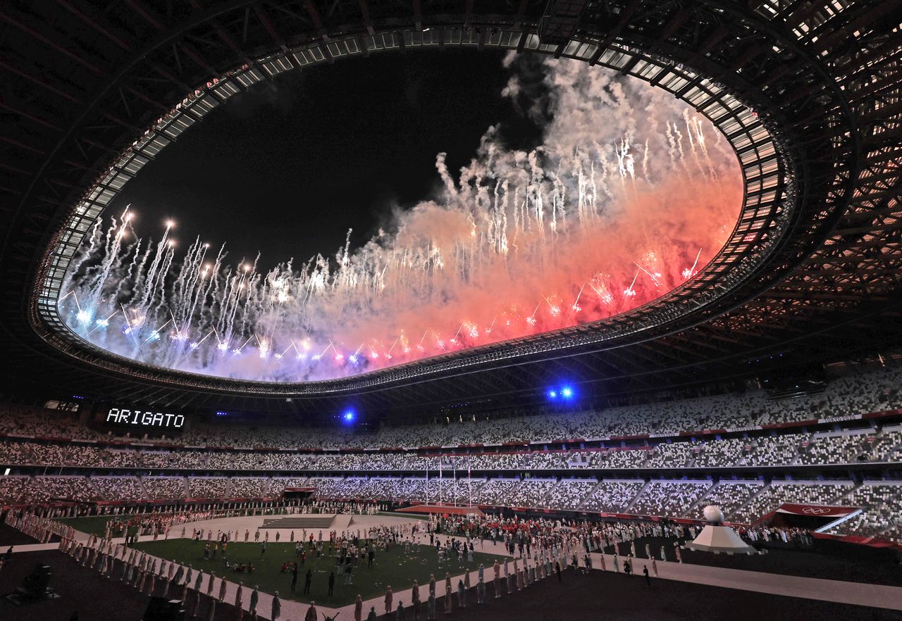 宣告大会闭幕的焰火表演和“ARIGATO（感谢）”的字样，2021年8月8日，东京国立竞技场（时事社）