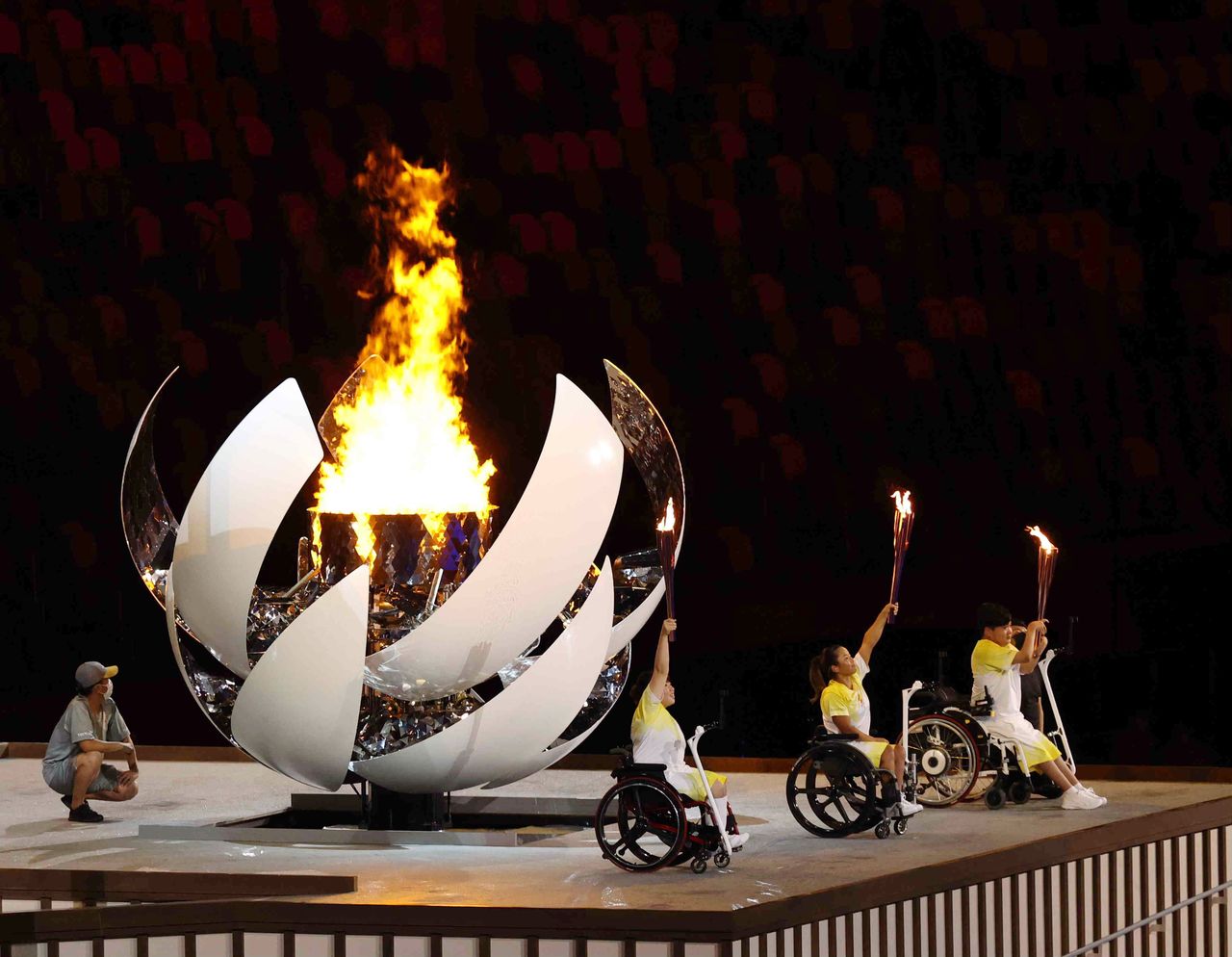 东京残奥会上燃起的圣火，2021年8月24日，东京国立竞技场（时事社）