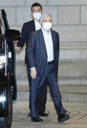 日本银行行长黑田东彦进入日银总部出席金融决策会议（22日上午，记者团代表摄影）