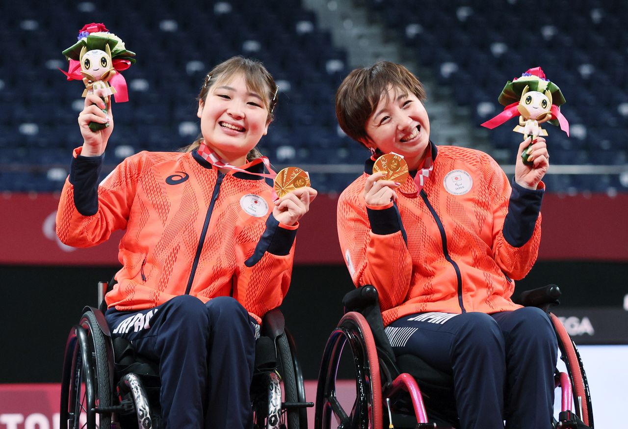 里见纱李奈（左）和山崎悠麻组合获得羽毛球女子双打（轮椅WH）金牌，2021年9月5日，东京国立代代木竞技场（时事社）