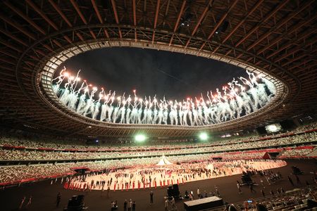 东京奥运会开幕式上燃放的焰火，7月23日，国立竞技场
