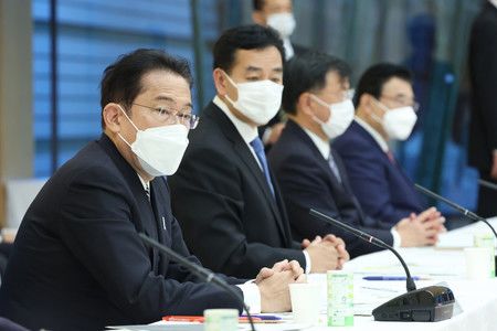 岸田文雄首相（左一）在新资本主义实现会议上发言。左二是经济再生担当大臣山际大志郎，26日上午，首相官邸