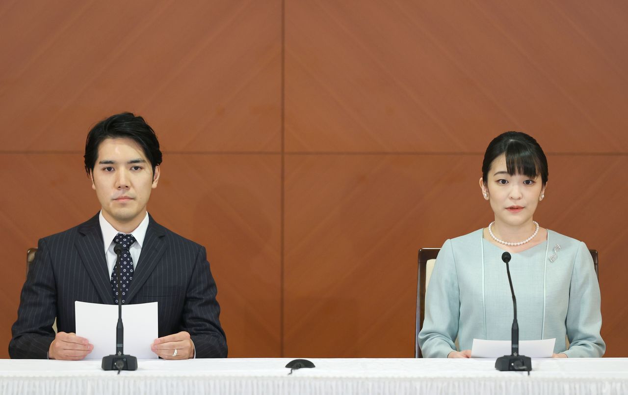 小室圭（左）与真子夫妇在登记结婚后召开记者会（10月26日，东京都千代田区，记者团代表摄影，时事社）