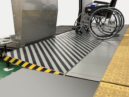 JR西日本公司开发的自动斜坡平台装置,可以解决站台与列车车门之间的间隙和高差问题(JR西日本铁路公司提供)