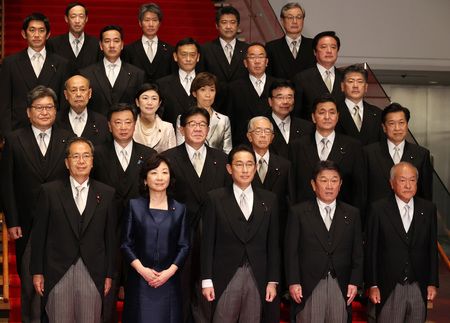 岸田内阁成立之际，首相及阁僚的合影，10月4日，首相官邸（EPA时事社）