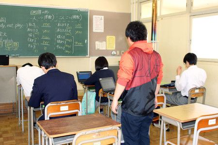 长野县坂城高中的课堂上，学生们正在使用数字教材，2019年12月，长野县坂城町
