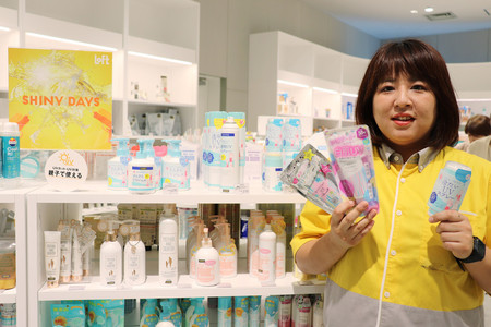 银座Loft防晒商品销售区。大人小孩均可使用的产品和具有“透白”效果的产品深受青睐，8月1日，东京都中央区