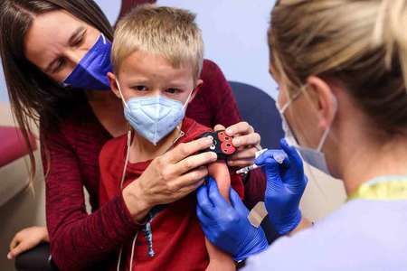 接种新冠病毒疫苗的5岁男孩与鼓励他的母亲（2021年11月，美国科罗拉多州丹佛，法新社/时事社）