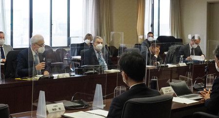 IAEA调查团与经济产业省官员们（近处）交换意见（2月14日，东京都千代田区，经济产业省提供）