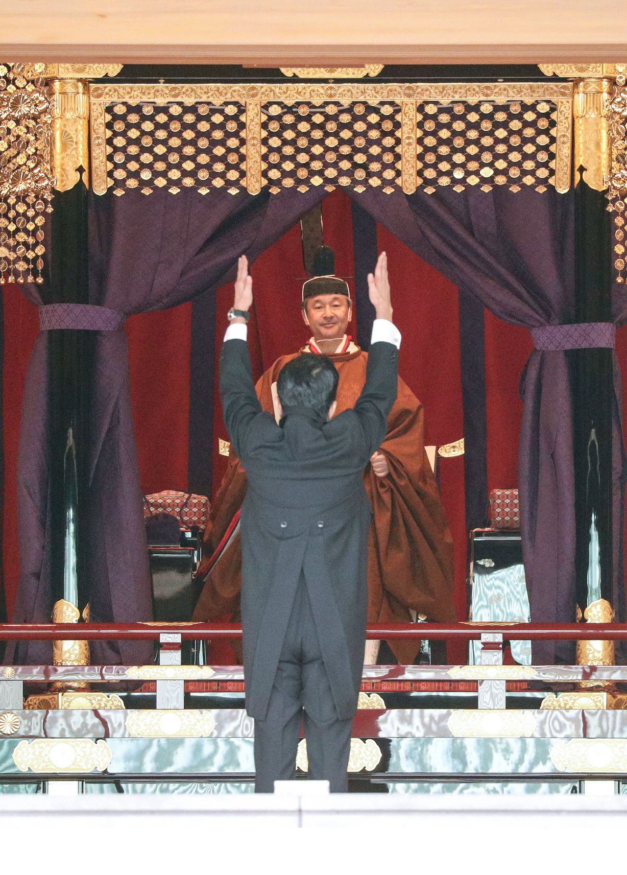 安倍首相带领日方列席人员向德仁天皇三呼“万岁” 。10月22日下午于皇居宮殿“松之间” [记者团代表摄影]（时事社）