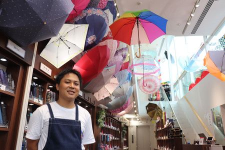Shu's selection公司的“Waterfront 自由之丘”直营店，出售大约1500种伞具（8月，东京都目黑区）