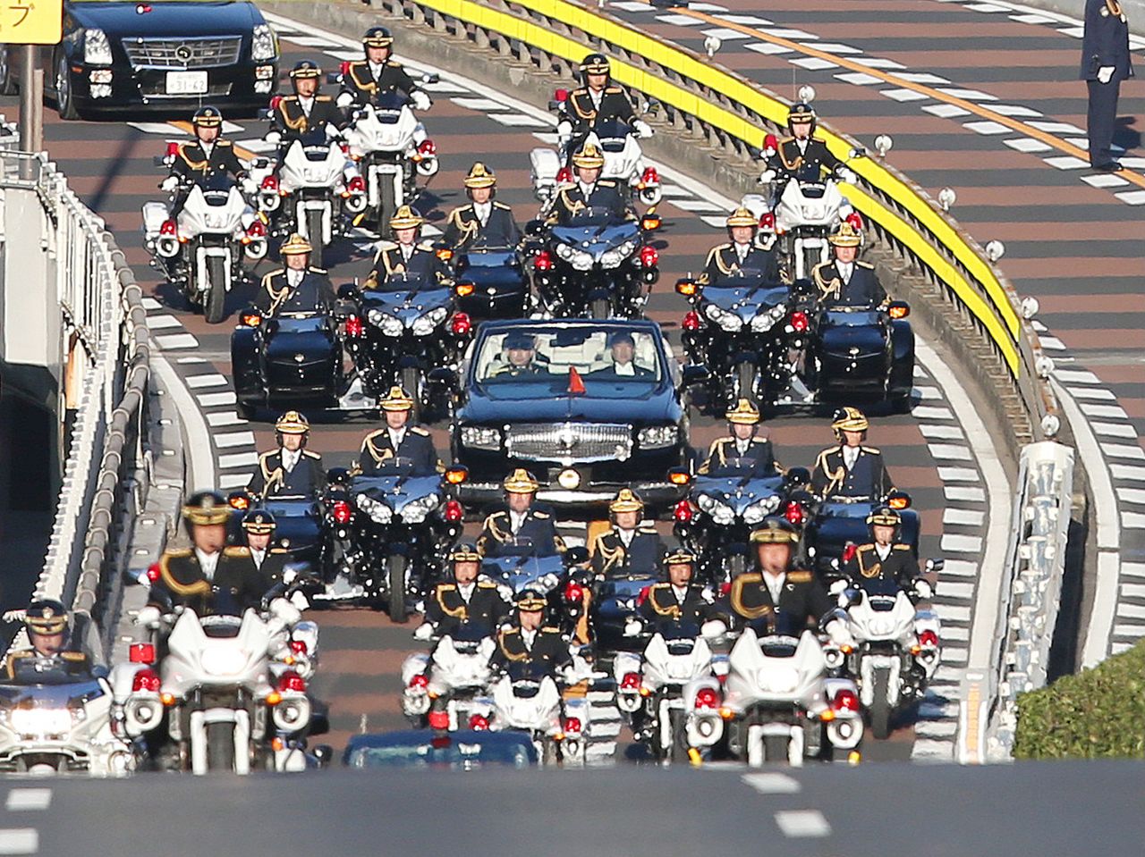 庆祝天皇即位游行的车队，10日下午，东京都港区青山大道（时事社）