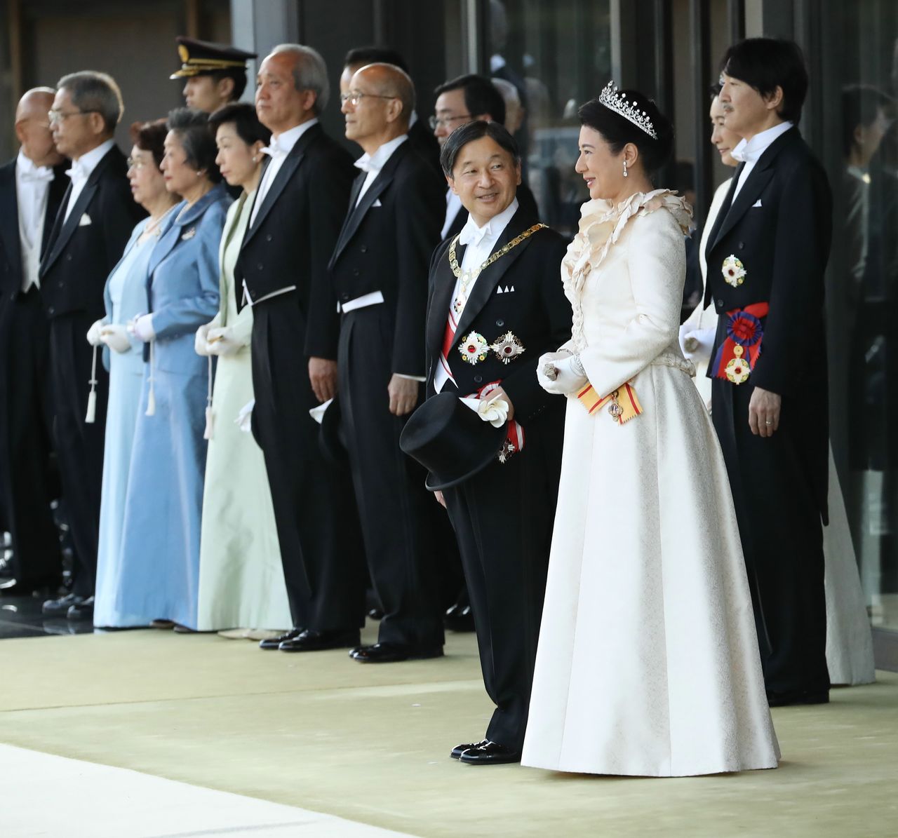 天皇和皇后出席庆祝即位的车队游行，10日下午，皇居（时事社）