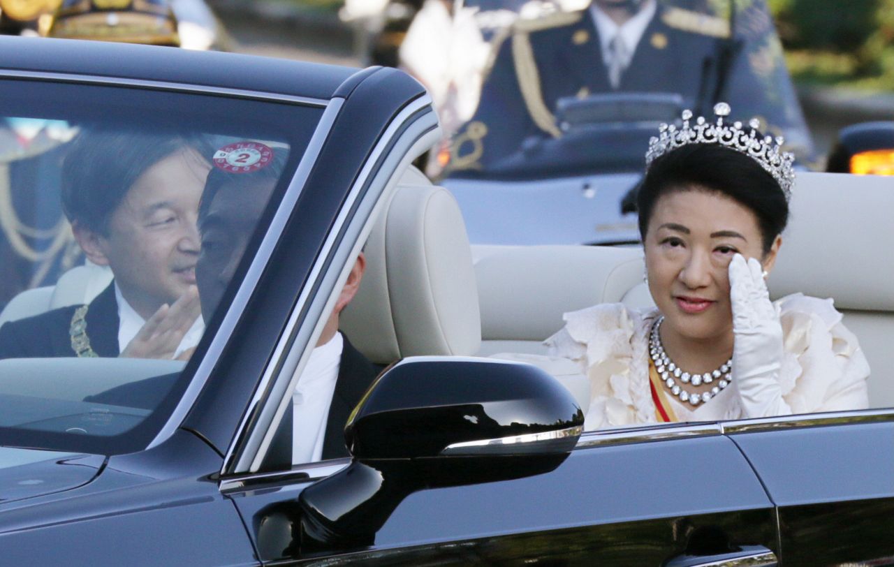 庆贺游行中热泪盈眶的皇后，10日下午，东京都千代田区国会前（时事社）