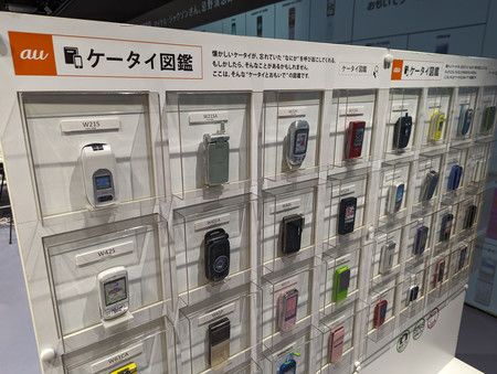 KDDI在东京银座的店铺里展出的历代“功能手机”（18日，东京都中央区）
