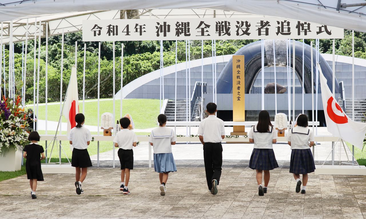 孩子们在冲绳全体战争死难者追悼仪式上鲜花（2022年6月23日，冲绳县线满市和平祈念公园，时事社）