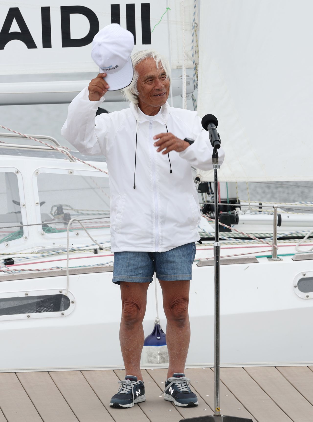 创下全球最高龄独驾帆船不靠港横渡太平洋纪录后，堀江谦一回到新西宫帆船码头（2022年6月5日，兵库县西宫市，时事社）