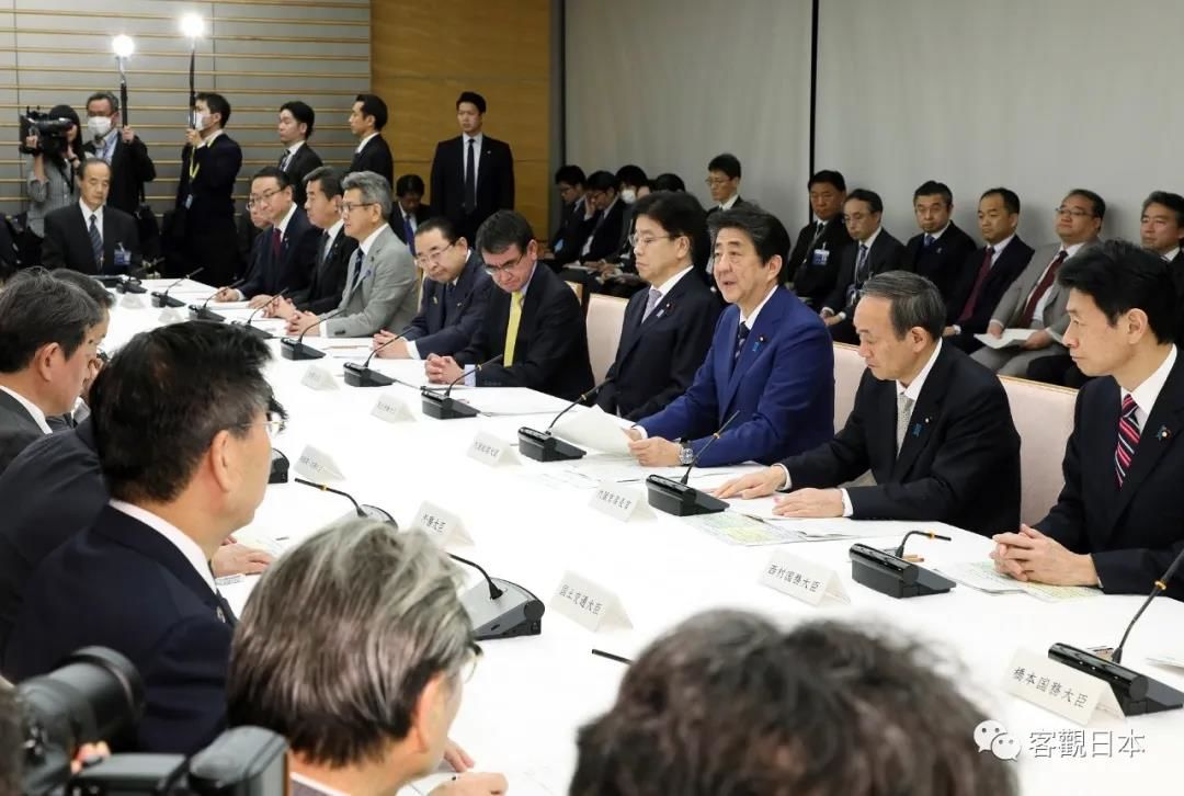 日本总理大臣安倍晋三在“新型冠状病毒感染症对策本部”公布紧急对策（照片：首相官邸）