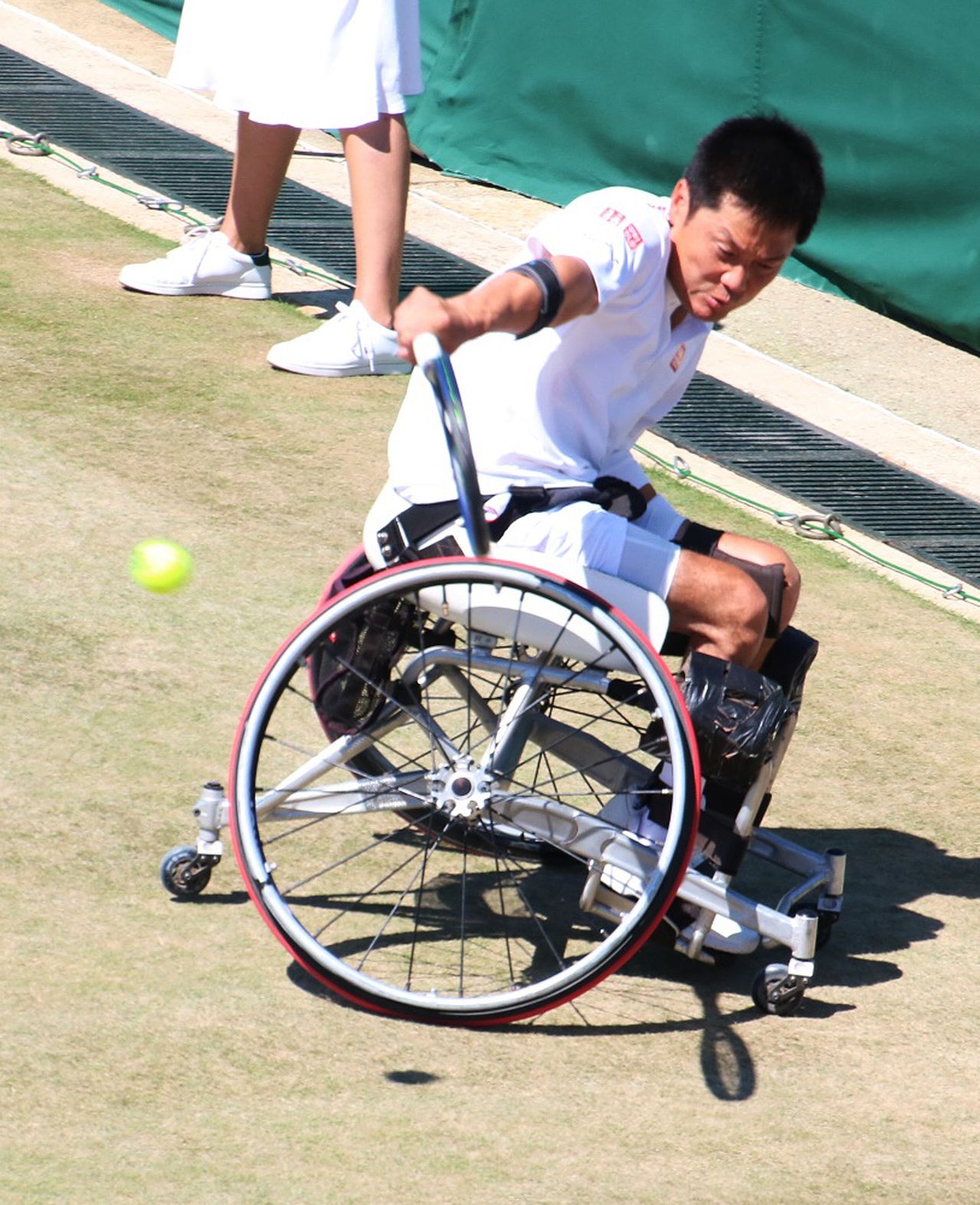 国枝慎吾在轮椅男单决赛中挥拍击球（2022年7月10日，英国 温布尔顿，时事社）