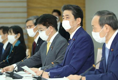 安倍晋三首相在新冠肺炎疫情对策本部发布紧急状态宣言（右起第二人），7日下午，首相官邸