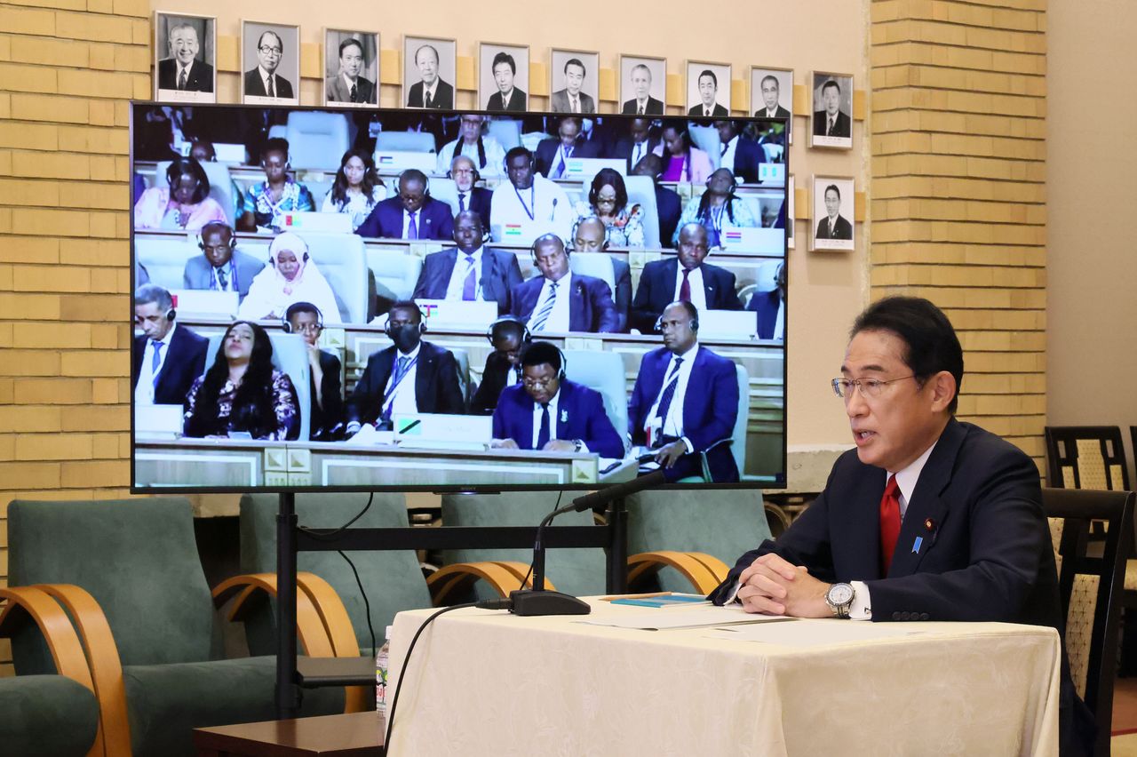 岸田文雄首相以视频方式出席第8届非洲开发会议（TICAD8）开幕式（2022年8月27日于首相公邸，内阁广报室提供，时事社）