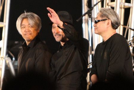 刚刚结束演奏的YMO乐队成员，（左起）坂本龙一、高桥幸宏、细野晴臣（2007年7月于京都市，AFP/时事社）