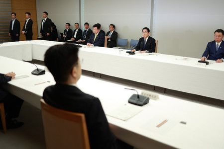 岸田文雄首相（右2）在花粉症对策相关阁僚会议上发言（5月30日上午于首相官邸）