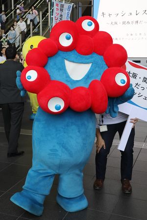 2025年大阪关西世博会的官方吉祥物“脉脉”（5月17日于大阪市北区）