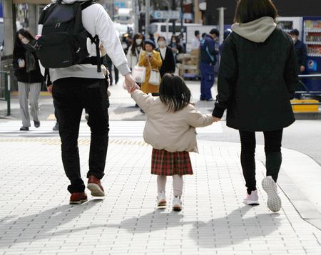 带着孩子走在东京银座的一家人（资料图）