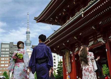 身着和服在浅草寺散步的情侣，6月28日，东京浅草（EPA/时事社）