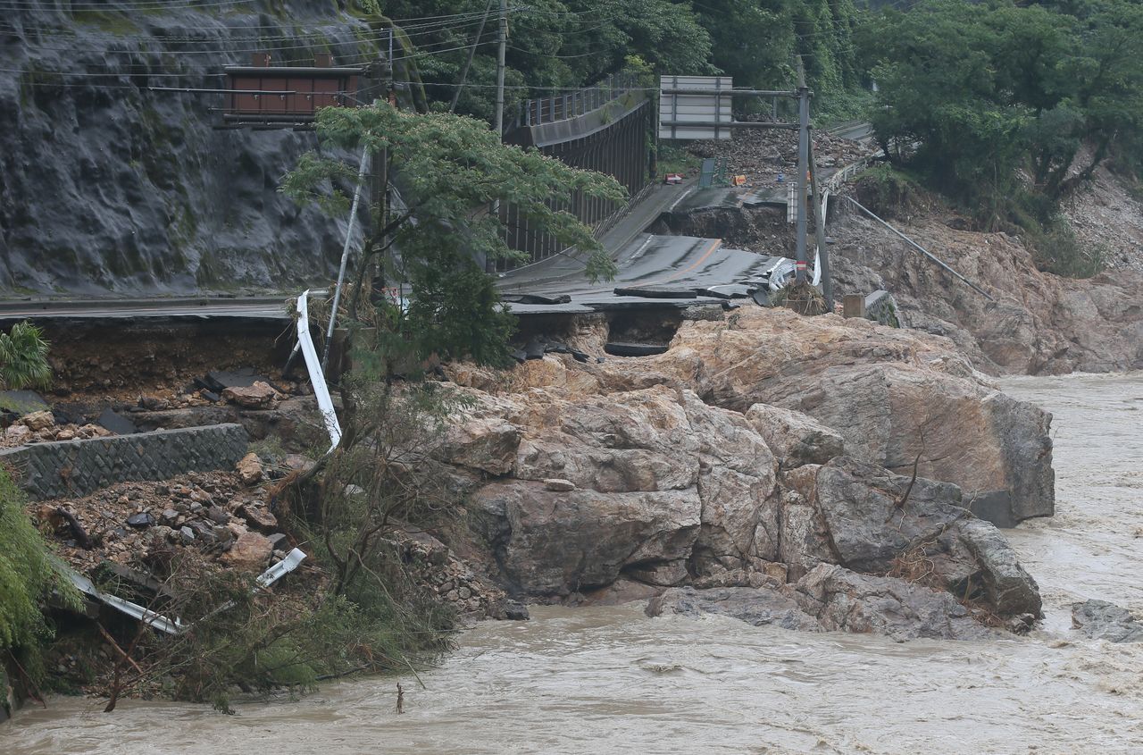 因大雨而崩塌的国道。下方是球磨川，摄于2020年7月6日上午，熊本县芦北町和球磨村交界处（时事社）