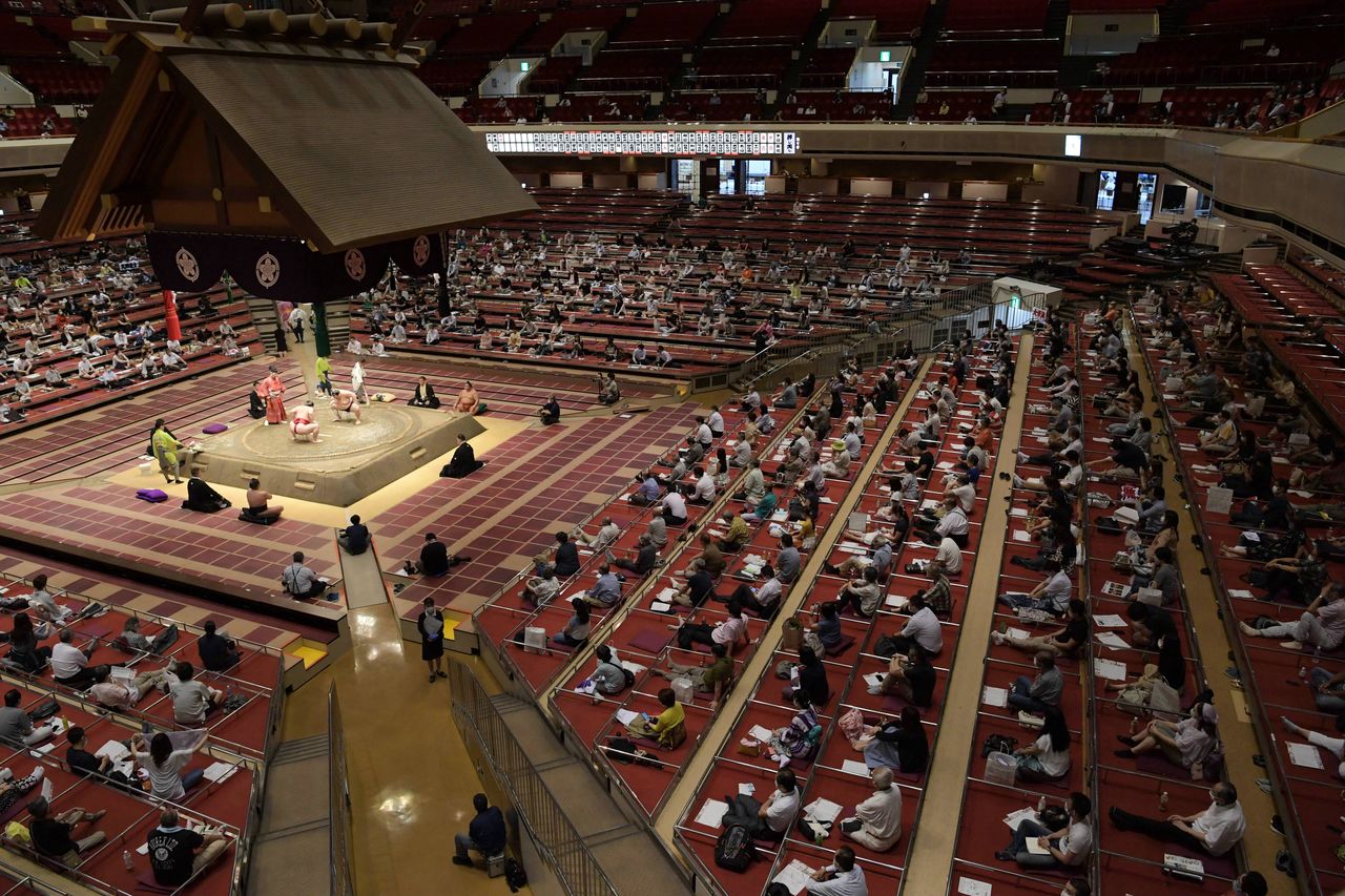大相扑七月赛事中，观众席之间为保持一定距离，通常四人围坐的席位，改为仅限一人使用，摄于2020年7月27日，东京两国国技馆（时事社）