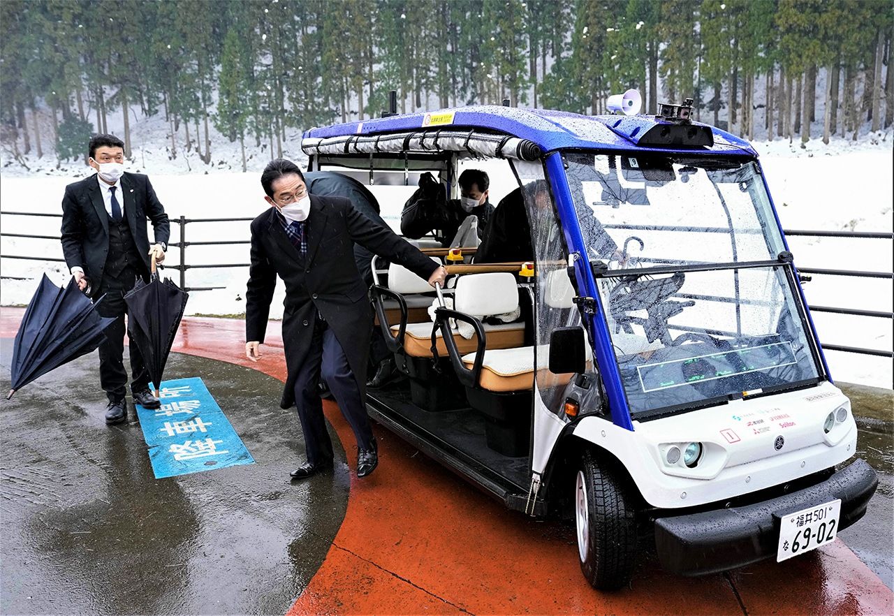 2023年2月4日，日本首相岸田文雄（左二）赴福井县视察永平寺町“L4级自动驾驶服务”实证试验，并进行试乘（图片：时事社）