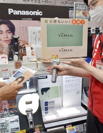 BIC CAMERA新宿西口店店员正在介绍带有美容功能的电动剃须刀