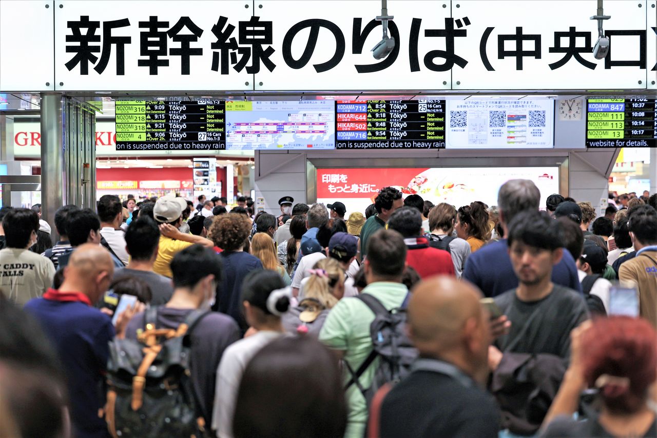 JR新大阪站的新干线乘车点（16日上午）因暴雨晚点导致大量乘客滞留（时事社）