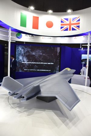 在国际防务及军用警备展览会上展出的日本航空自卫队新一代战机示意模型。该战机将由日英意联合研发（3月15日于千叶市幕张国际会展中心）