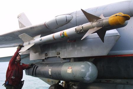 美国F14战斗机上装配的“响尾蛇”近程空对空导弹（2002年12月，AFP/时事社）