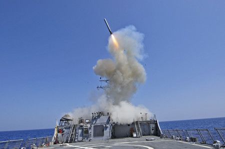 美国军舰发射“战斧”巡航导弹（2011年3月29日，地中海，AFP/时事社）