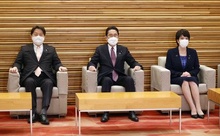 岸田文雄首相（中）出席敲定安全保障相关三文件的临时内阁会议（2022年12月，首相官邸）
