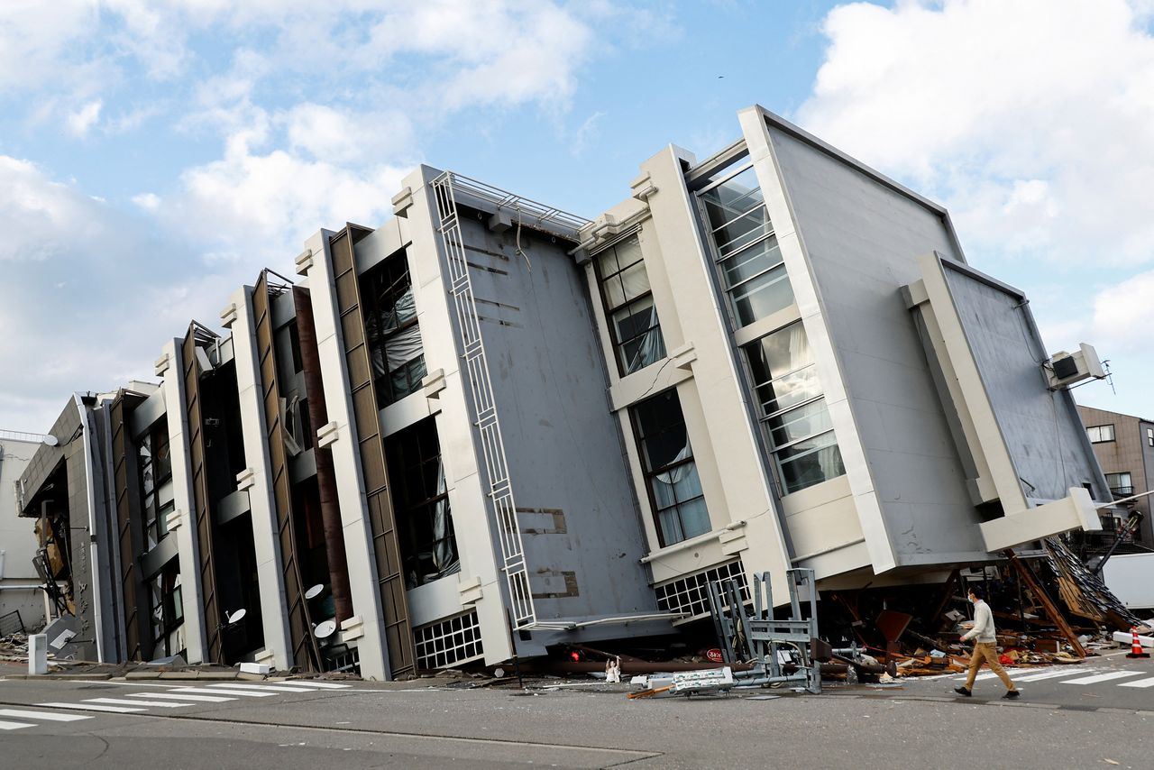 在能登半岛地震中倒塌的石川县轮岛市内建筑（路透社）