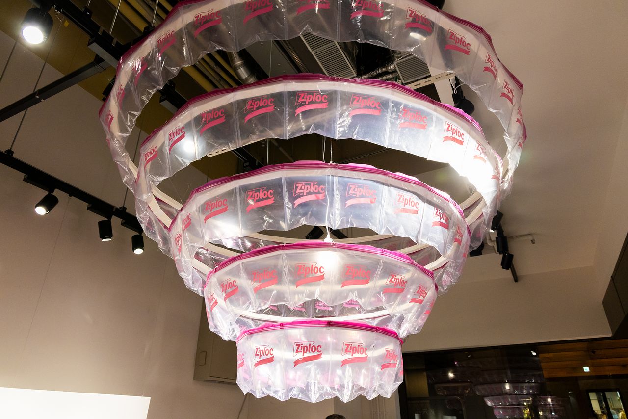 用“蝴蝶结图案特别设计版”自封袋装点而成的吊灯