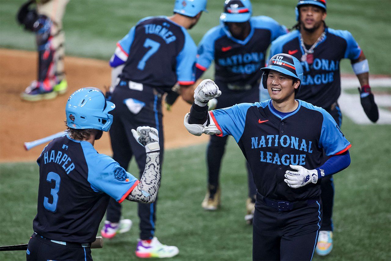 大谷翔平在全明星赛上打出三分打点本垒打,受到队友的祝福 (USA TODAY Sports via Reuters Connect)