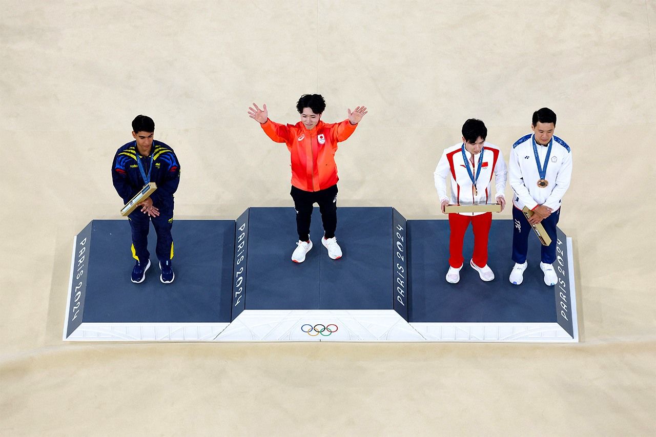 冈慎之助在巴黎奥运会体操男子单杠项目上获得本届奥运会的第三枚金牌(图片:路透社)