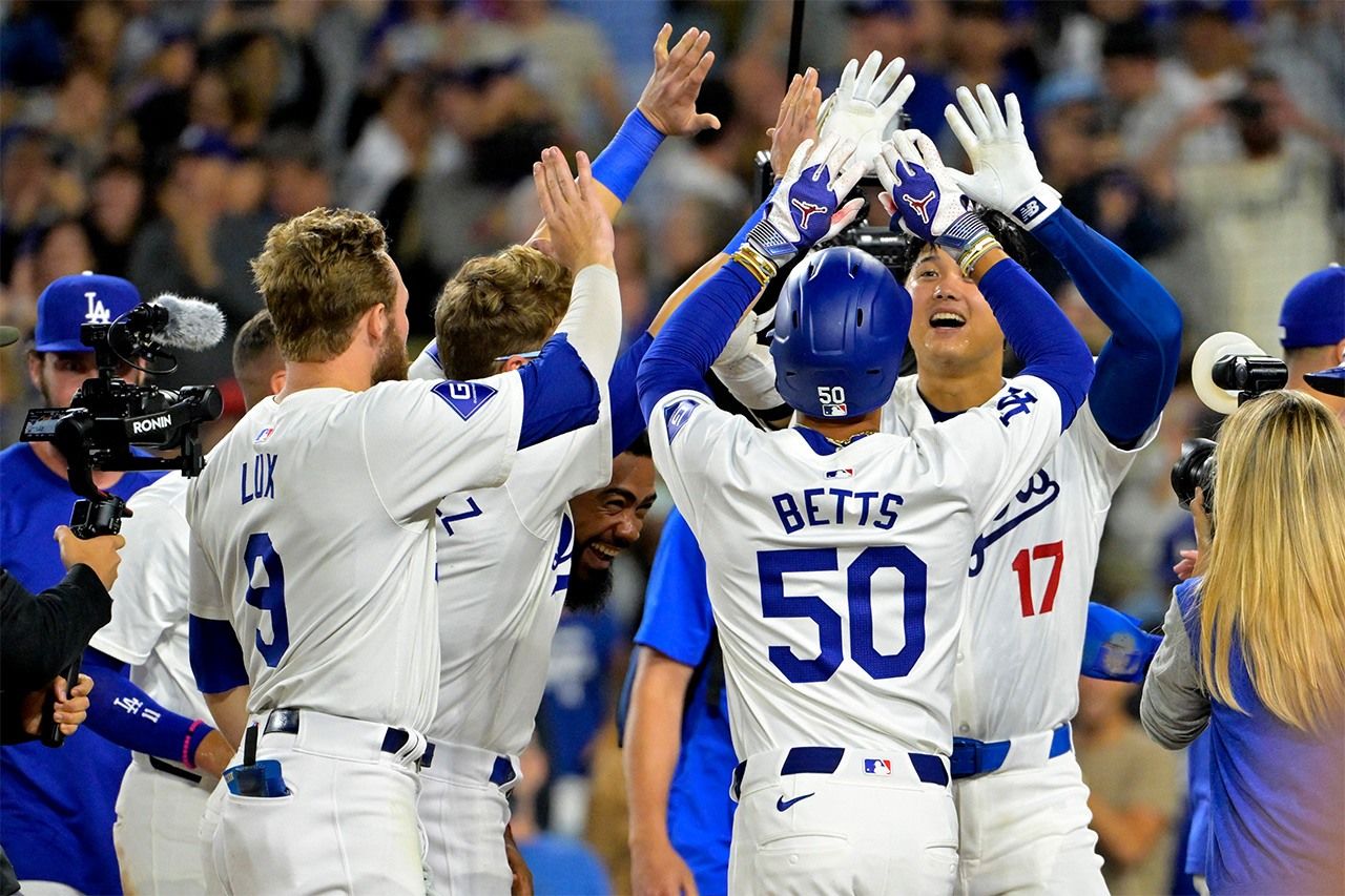 大谷翔平击出“再见满垒打”,达成单赛季“40轰40盗”壮举,受到队友祝福(图片:USA TODAY Sports via Reuters Connect)